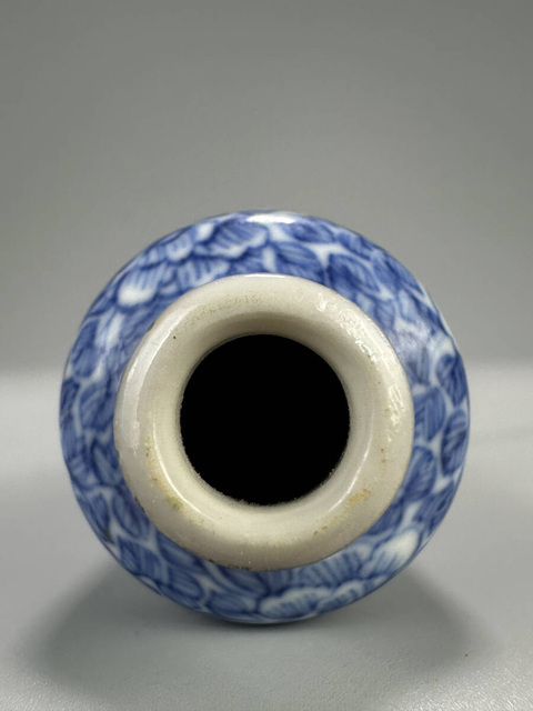 古玩陶瓷青花纏枝花卉紋鼻煙壺真品鑒賞圖