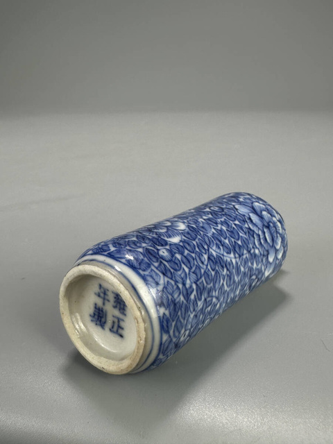 古玩陶瓷青花纏枝花卉紋鼻煙壺真品鑒賞圖