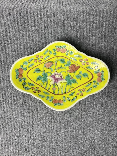 古玩陶瓷黃地粉彩牡丹花卉紋供盤真品鑒賞圖