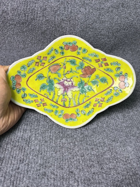 古玩陶瓷黃地粉彩牡丹花卉紋供盤真品鑒賞圖