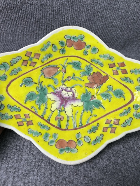 古玩陶瓷黃地粉彩牡丹花卉紋供盤真品鑒賞圖