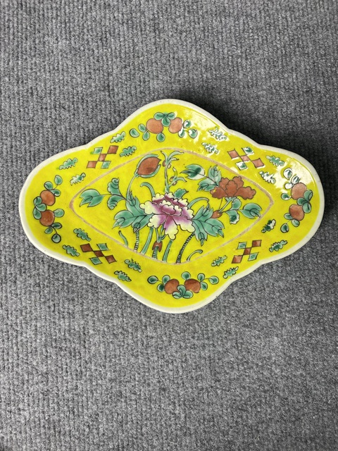 古玩陶瓷黃地粉彩牡丹花卉紋供盤拍賣，當前價格1688元