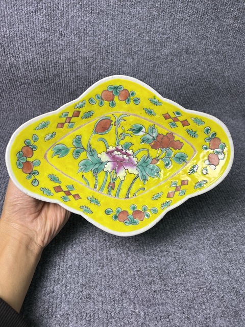 古玩陶瓷黃地粉彩牡丹花卉紋供盤拍賣，當前價格1688元