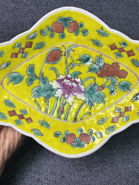 古玩陶瓷黃地粉彩牡丹花卉紋供盤拍賣，當前價格1688元