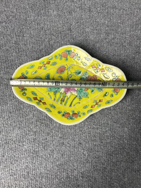 古玩陶瓷黃地粉彩牡丹花卉紋供盤拍賣，當前價格1688元