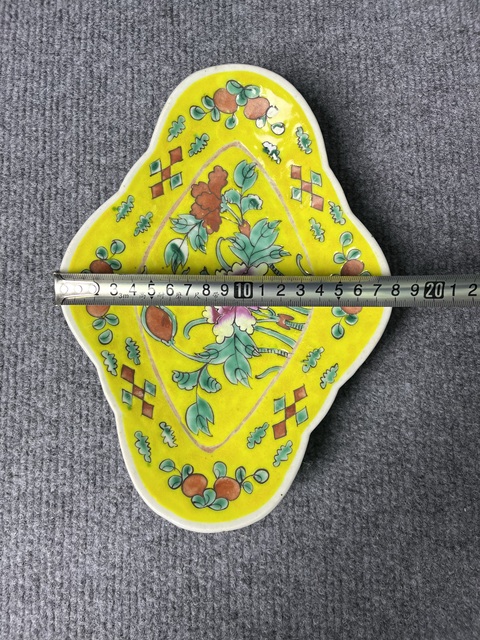 古玩陶瓷黃地粉彩牡丹花卉紋供盤拍賣，當前價格1688元