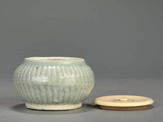 古玩陶瓷青白釉瓜棱罐真品鑒賞圖