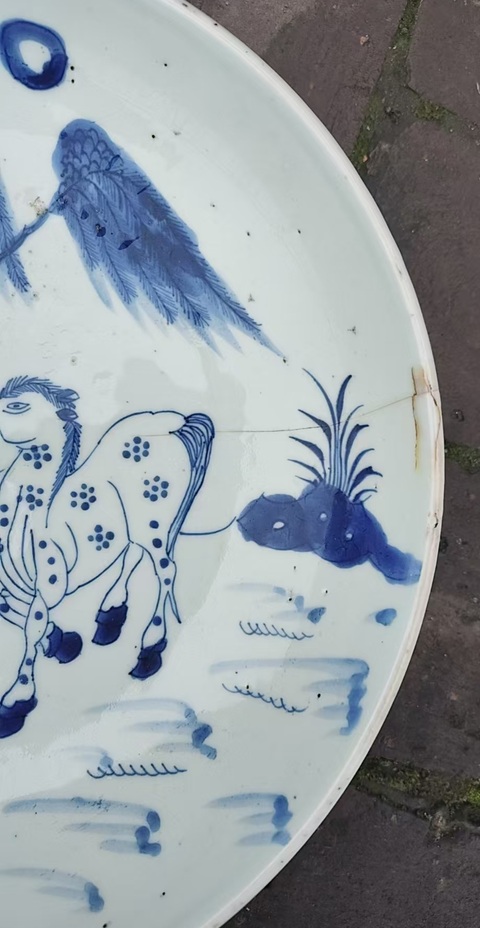 古玩陶瓷柳蔭棲馬紋青花盤真品鑒賞圖