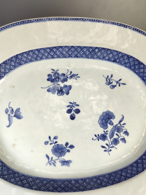 古玩陶瓷青花花卉紋折沿盤真品鑒賞圖