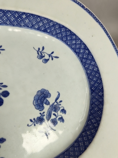 古玩陶瓷青花花卉紋折沿盤真品鑒賞圖