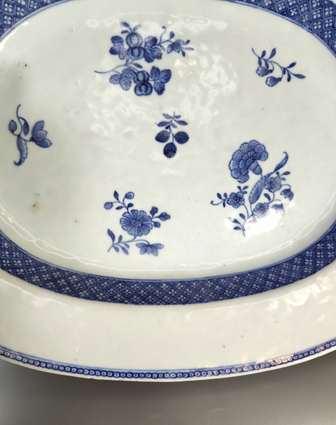 古玩陶瓷青花花卉紋折沿盤真品鑒賞圖