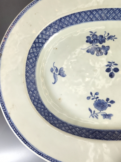 古玩陶瓷青花花卉紋折沿盤真品鑒賞圖