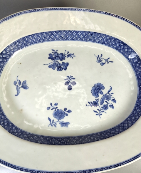 古玩陶瓷青花花卉紋折沿盤真品鑒賞圖