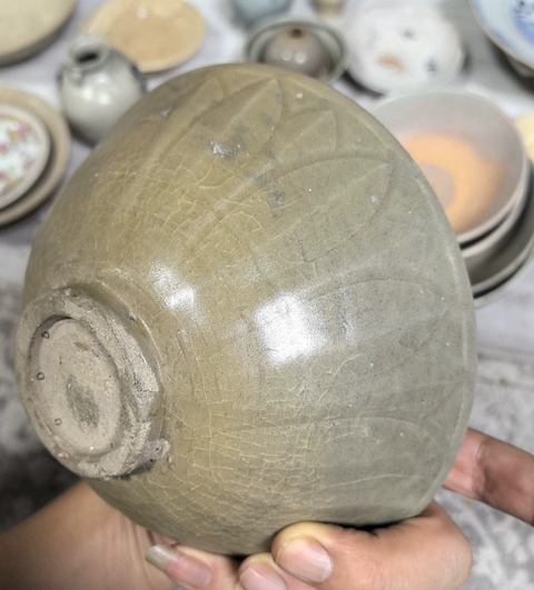 古玩陶瓷龍泉青瓷刻仰蓮紋碗真品鑒賞圖