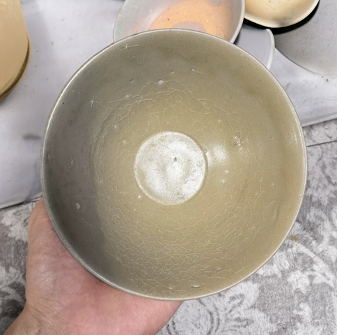 古玩陶瓷龍泉青瓷刻仰蓮紋碗真品鑒賞圖