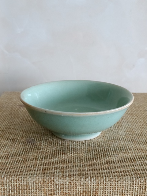 古玩陶瓷豆青釉淺碗真品鑒賞圖
