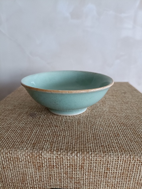 古玩陶瓷豆青釉淺碗真品鑒賞圖