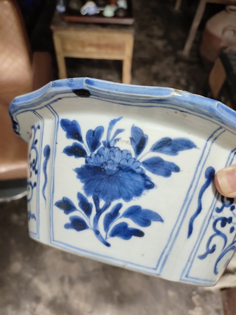 古玩陶瓷山水紋青花花口折沿凈手盆真品鑒賞圖