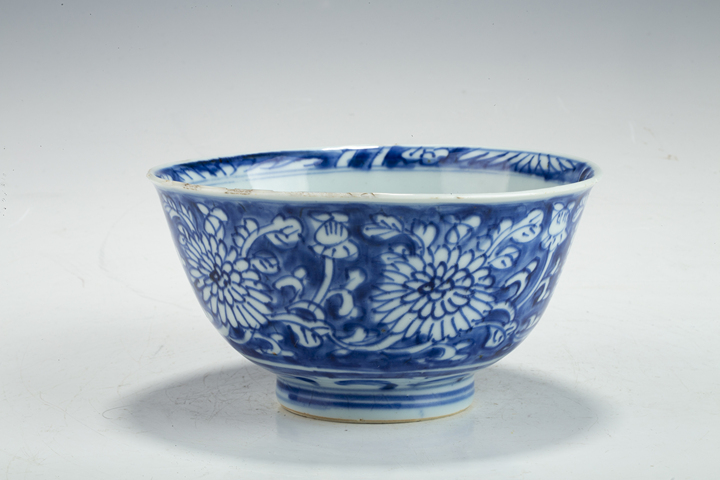 古玩陶瓷康熙·青花纏枝菊花紋碗真品鑒賞圖