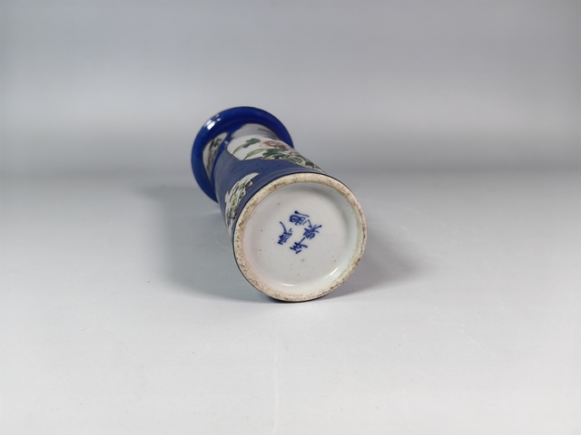 古玩陶瓷晚清祭藍開窗五彩花卉紋花觚真品鑒賞圖