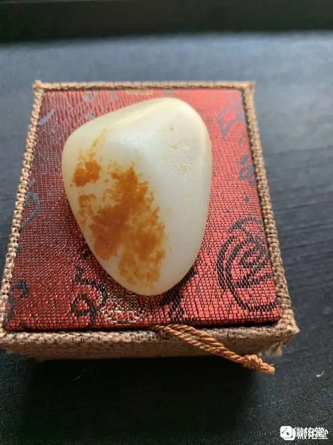 古玩玉器染色仿和田籽料原石真品鑒賞圖