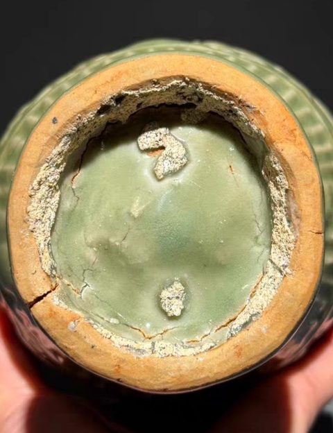 古玩陶瓷龍泉青瓷貼塑龍紋蒜頭瓶真品鑒賞圖