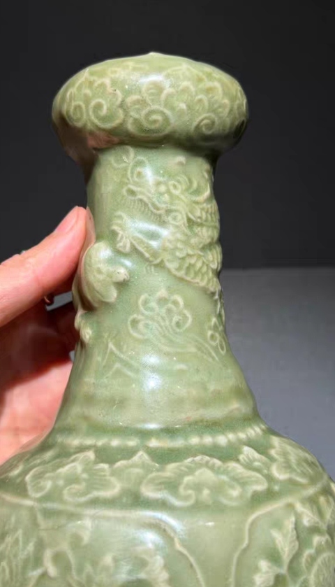 古玩陶瓷龍泉青瓷貼塑龍紋蒜頭瓶真品鑒賞圖