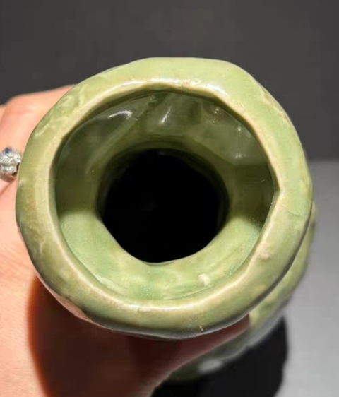 古玩陶瓷龍泉青瓷貼塑龍紋蒜頭瓶真品鑒賞圖