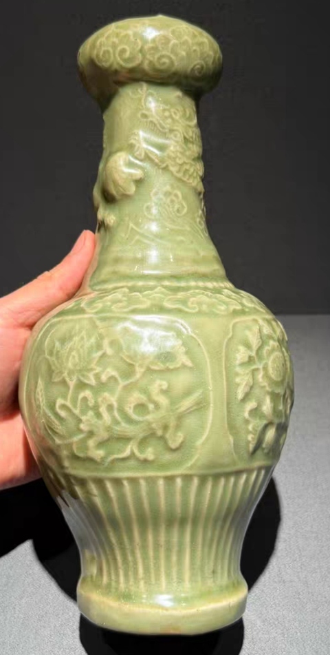 古玩陶瓷龍泉青瓷貼塑龍紋蒜頭瓶真品鑒賞圖