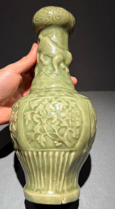 古玩陶瓷龍泉青瓷貼塑龍紋蒜頭瓶真品鑒賞圖