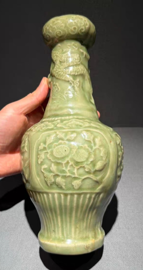 古玩陶瓷龍泉青瓷貼塑龍紋蒜頭瓶真品鑒賞圖