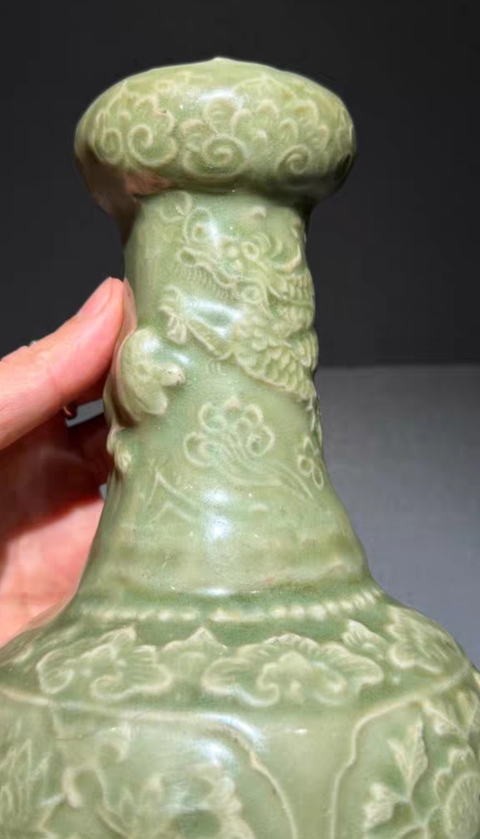 古玩陶瓷龍泉青瓷貼塑龍紋蒜頭瓶真品鑒賞圖