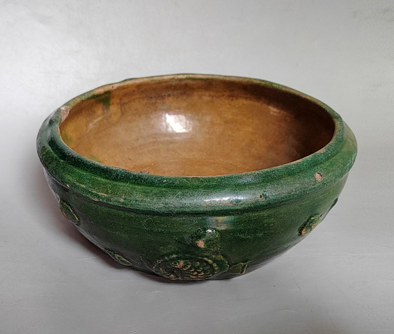 古玩陶瓷明代三彩貼塑魚紋鼓釘洗拍賣，當(dāng)前價(jià)格3999元