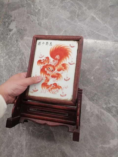 古玩雜項礬紅彩太獅少保瓷板插屏真品鑒賞圖
