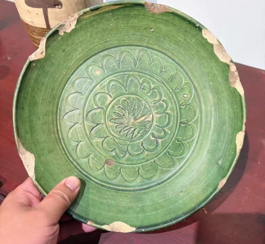 古玩陶瓷綠釉刻花盤真品鑒賞圖