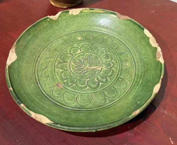 古玩陶瓷綠釉刻花盤真品鑒賞圖