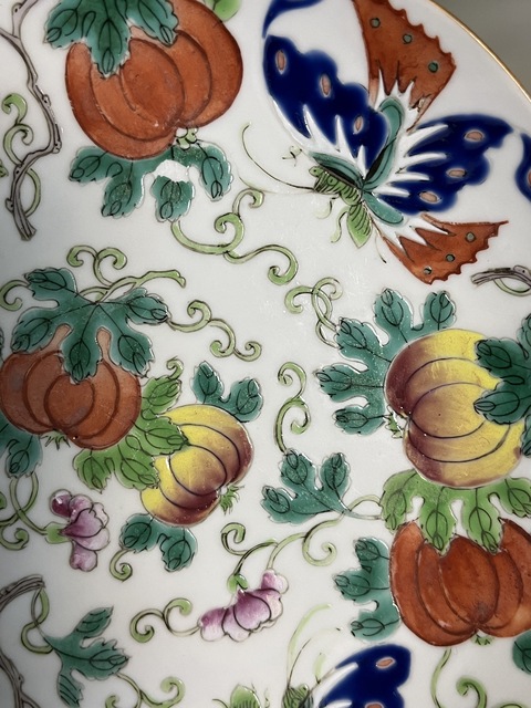 古玩陶瓷瓜蝶連綿粉彩盤真品鑒賞圖