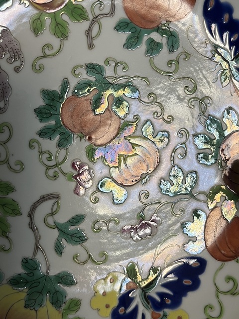 古玩陶瓷瓜蝶連綿粉彩盤真品鑒賞圖