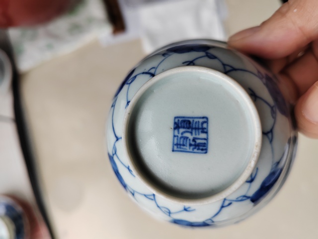 古玩陶瓷青花留白花卉紋杯真品鑒賞圖