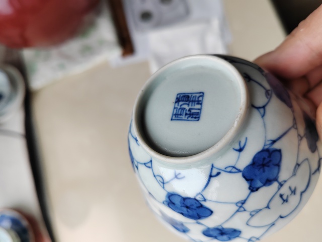 古玩陶瓷青花留白花卉紋杯真品鑒賞圖