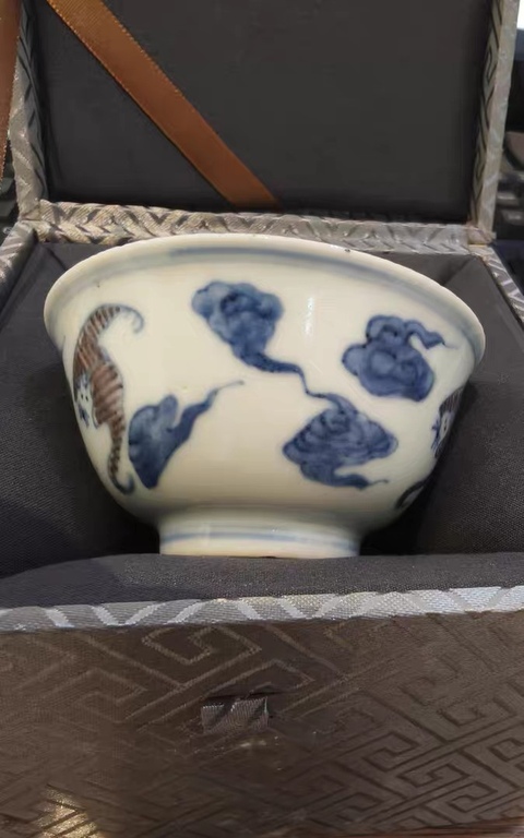 古玩陶瓷青花釉里紅蝙蝠紋杯真品鑒賞圖