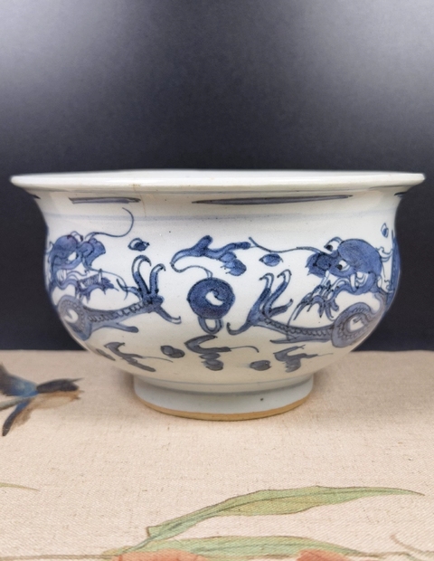 古玩陶瓷二龍戲珠青花圈足缽式香爐真品鑒賞圖