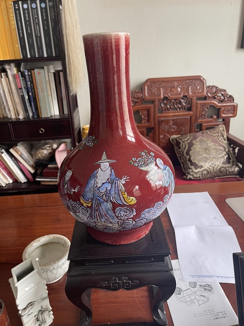 古玩陶瓷紅釉加彩人物天球瓶真品鑒賞圖