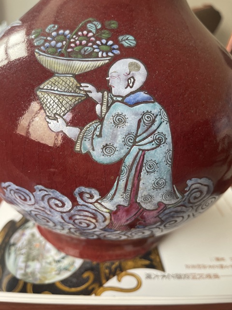 古玩陶瓷紅釉加彩人物天球瓶真品鑒賞圖