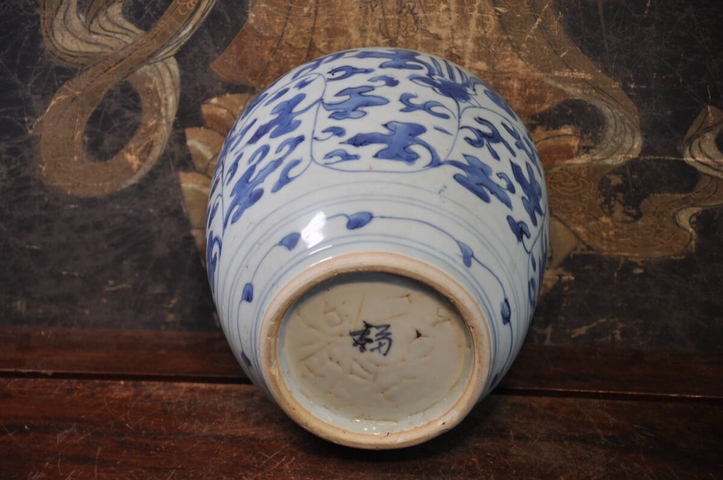 古玩陶瓷花卉紋青花罐真品鑒賞圖