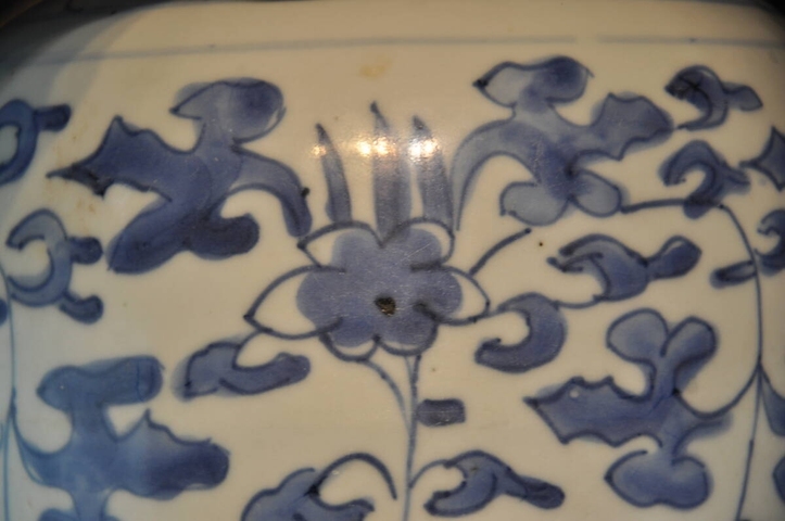 古玩陶瓷花卉紋青花罐真品鑒賞圖