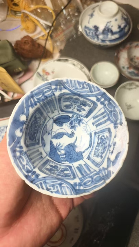 古玩陶瓷花鳥(niǎo)紋青花折沿小碗真品鑒賞圖