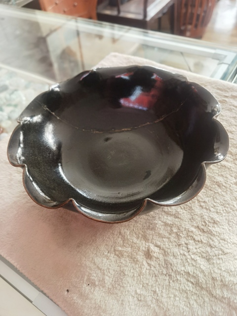 古玩陶瓷黑釉花口碗真品鑒賞圖