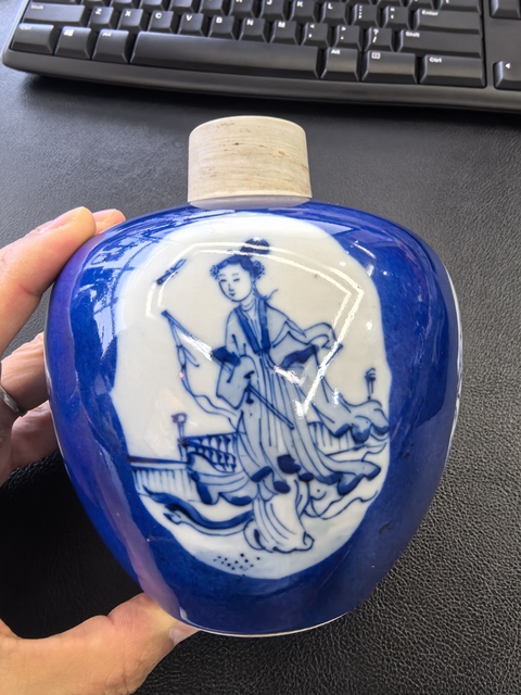 古玩陶瓷藍釉開光人物罐真品鑒賞圖