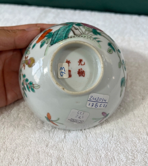 古玩陶瓷粉彩洞石花卉紋碗真品鑒賞圖